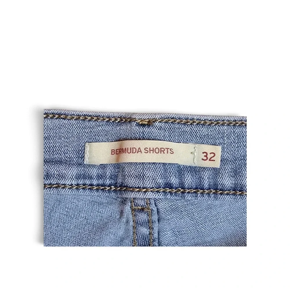 Levis Men Light Wash Blue Bermuda Denim Shorts Size 32 Casual Jean Shorts